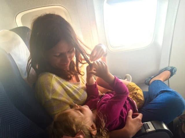 Spokojne dziecko w samolocie: Skuteczne sposoby na bezstresową podróż Spokojne dziecko w samolocie: Skuteczne sposoby na bezstresową podróż