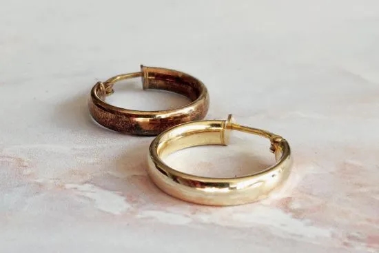 Dlaczego biżuteria ze stopu cynku czernieje? Skuteczne sposoby na ochronę