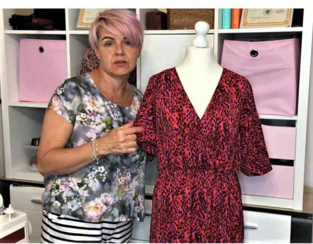 Jak bez krawca zwęzić sukienkę w biuście? Proste triki ratunkowe