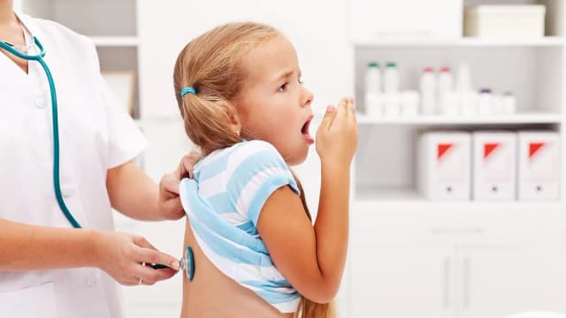 Jak oklepywać dziecko po inhalacji: skuteczna technika i porady