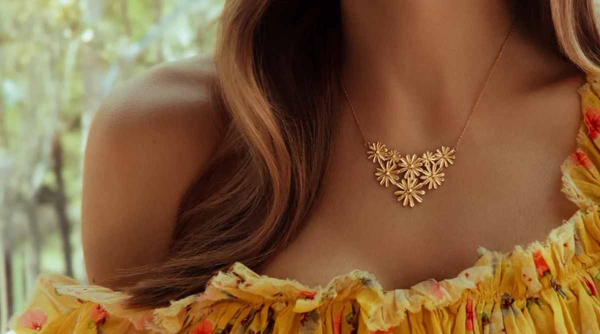 Jaka biżuteria do sukienki w kwiaty? 5 zasad, których nie znasz