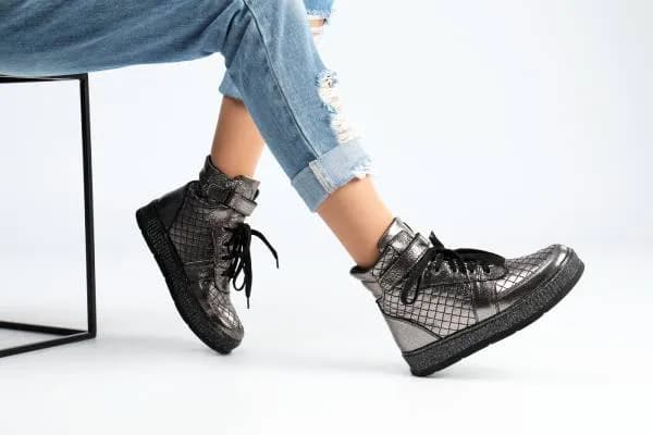 Modne podwijanie spodni damskich: 5 sposobów na stylowy look bez wysiłku