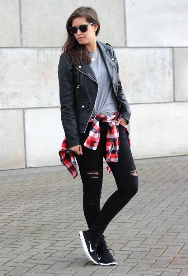 Jak nosić koszulę w kratę damską: 7 stylizacji na każdą okazję Jak nosić koszulę w kratę damską: 7 stylizacji na każdą okazję