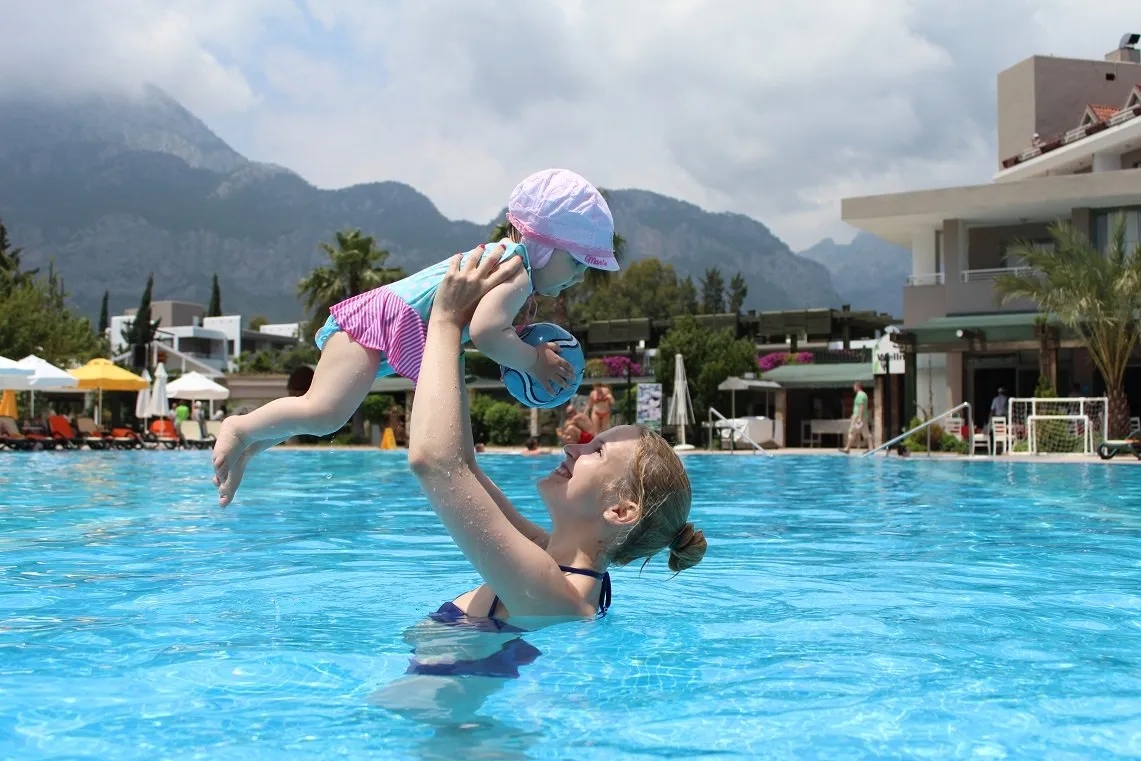 Bezpieczne wakacje z rocznym dzieckiem. Sprawdzone kierunki i porady dla rodziców