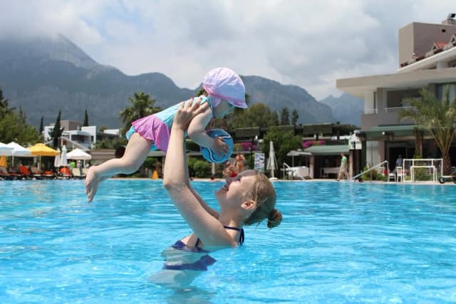 Bezpieczne wakacje z rocznym dzieckiem. Sprawdzone kierunki i porady dla rodziców Bezpieczne wakacje z rocznym dzieckiem. Sprawdzone kierunki i porady dla rodziców