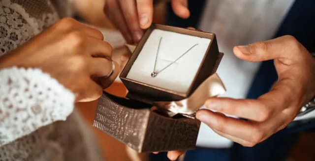 Czy można zwrócić biżuterię? Zasady i wyjątki zwrotów Czy można zwrócić biżuterię? Zasady i wyjątki zwrotów